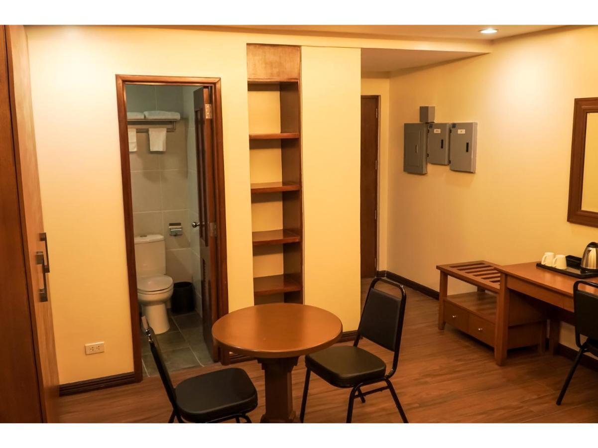 M28 Hotel And Apartments Quezon City Extérieur photo