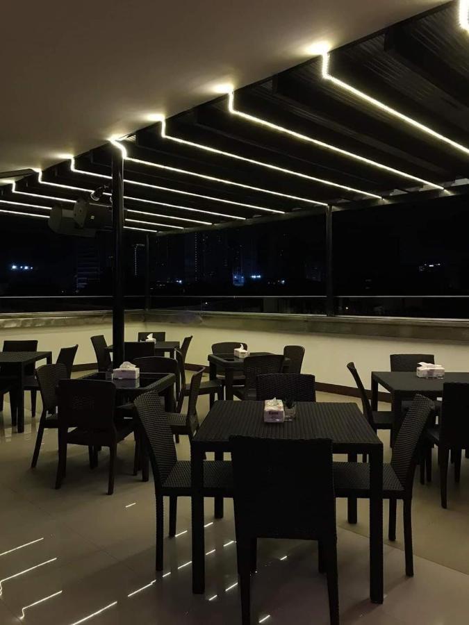 M28 Hotel And Apartments Quezon City Extérieur photo
